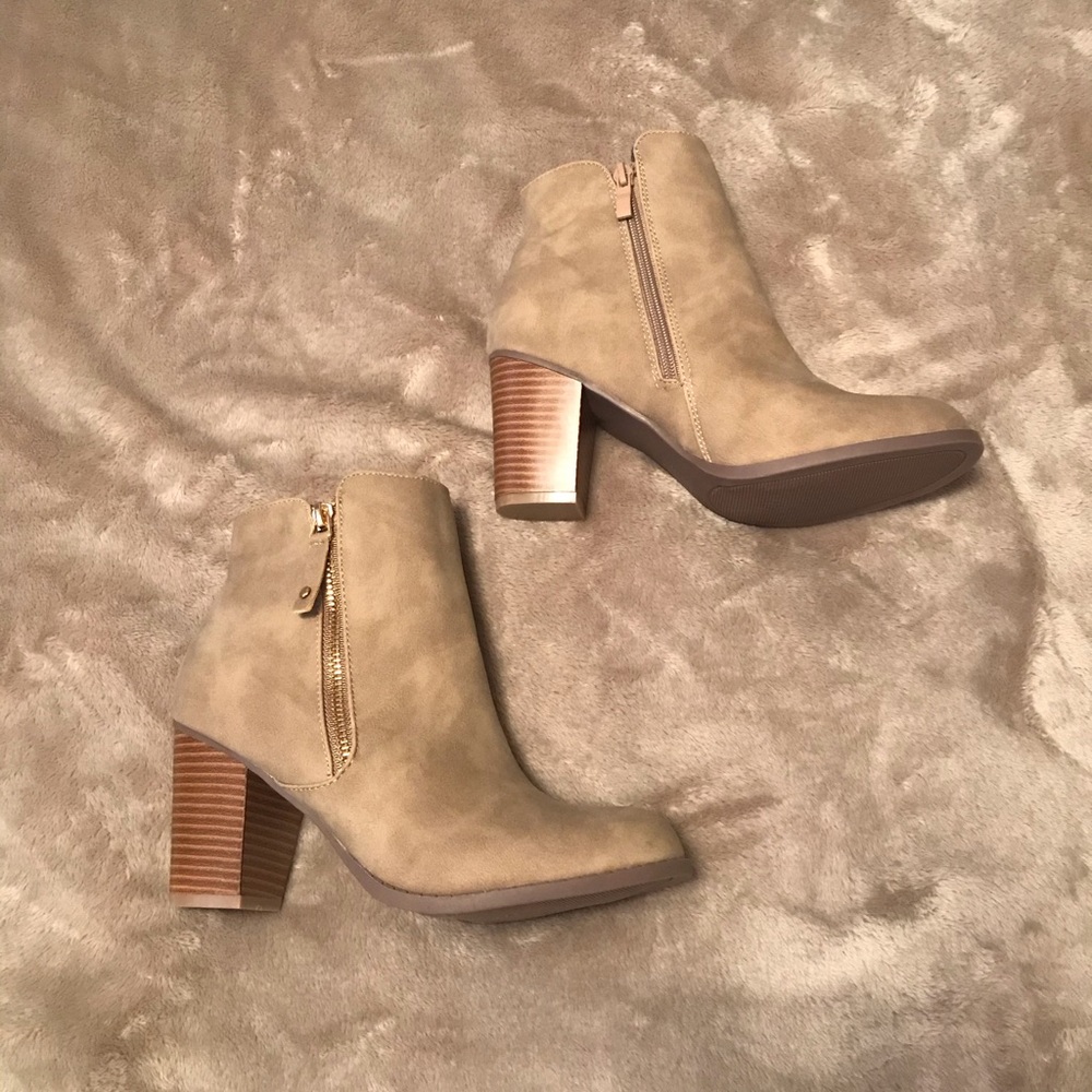 NWOT Taupe Diba Madison Side Zip Heeled Booties